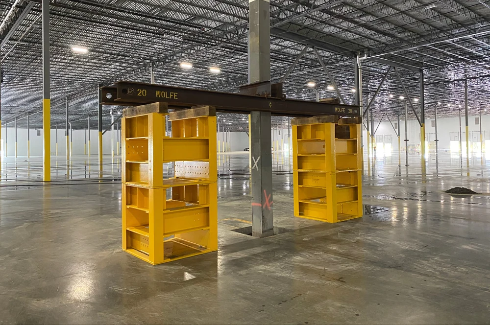 Unit weights range from 435 lbs. to 720 lbs. on the 120-ton models, while the 150-ton stand weighs 2,040 lbs., reflecting substantial build strength for demanding use.