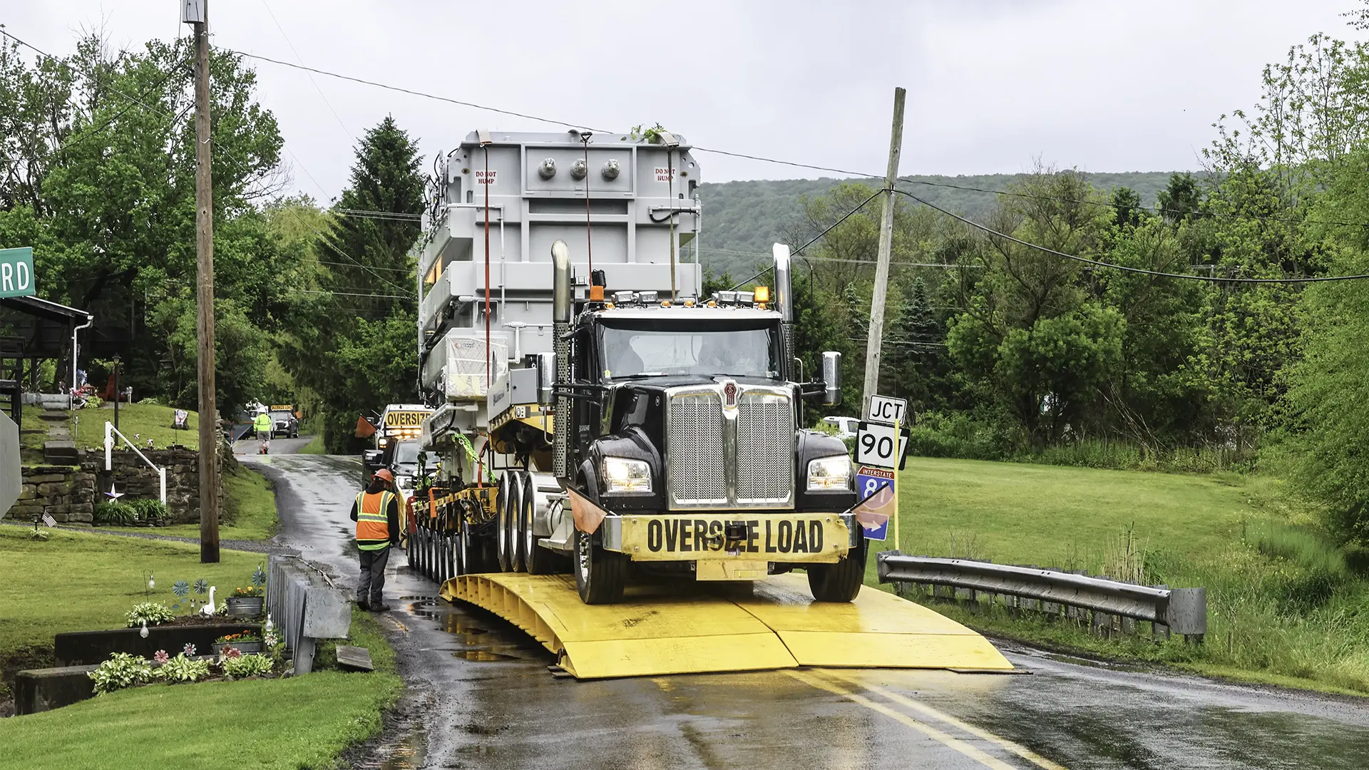 Safely cross culverts, bridges, underground utilities, and other vulnerable route obstacles during heavy transport operations