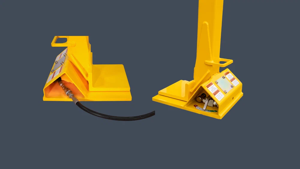 Protected hydraulic hose connection and protected shut-off valve