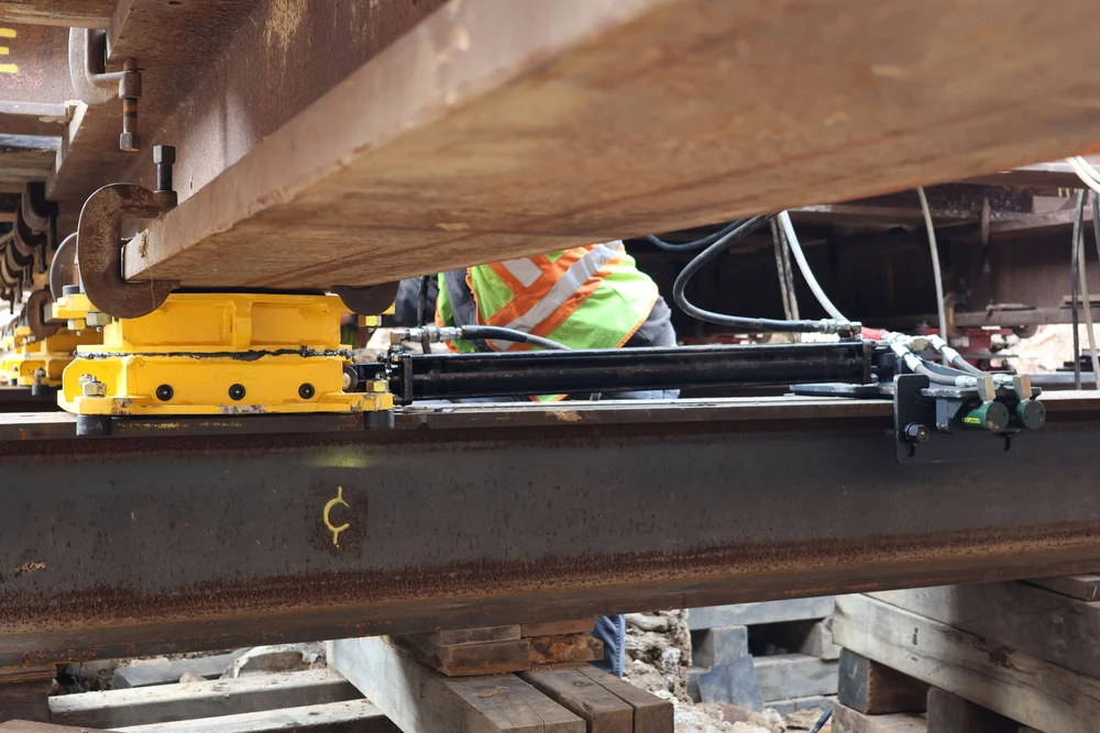Capable of X or Y axis pushes for multi-directional operation; cam rollers available for secure beam clamp retention beneath beams