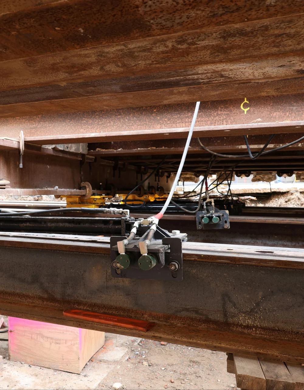 Two high-force, 2-1/8" stroke, 10,000-PSI clamp cylinders enable fast hydraulic clamping, extension, and unclamping for repeat moves